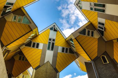 Rotterdam, Hollanda - 17 Mayıs 2017: Modern binalar şehir mimarisi kapısı tasarım öğeleri gün zaman. 17 Mayıs 2017 yılında Rotterdam - Hollanda.