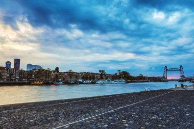 Rotterdam şehir peyzaj alacakaranlık zaman genel görünümü.