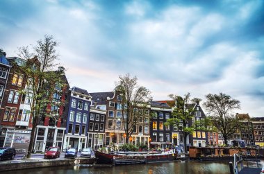 En ünlü kanallar ve bentleri Amsterdam City günbatımı sırasında. Cityscape ve geleneksel Hollanda mimarisinin genel görünümü.