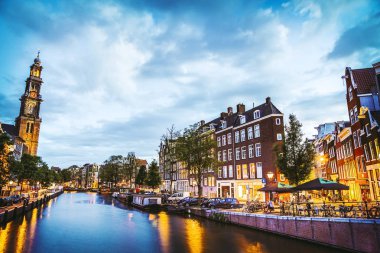 En ünlü kanallar ve bentleri Amsterdam City günbatımı sırasında. Cityscape ve geleneksel Hollanda mimarisinin genel görünümü.