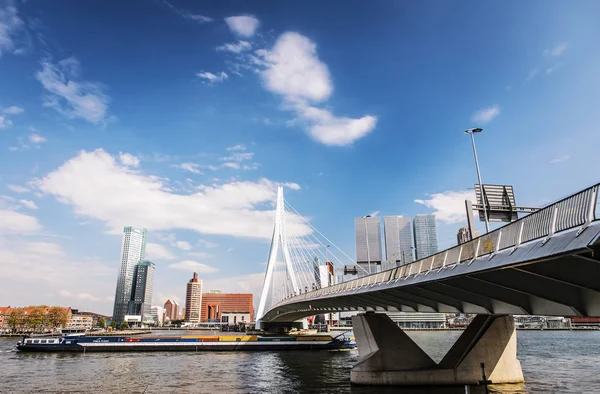 Rotterdam, Nederländerna - 17 maj 2017: Moderna byggnader staden arkitektur närbild designelement på dagtid. 17 maj 2017 i Rotterdam - Nederländerna. — Stockfoto