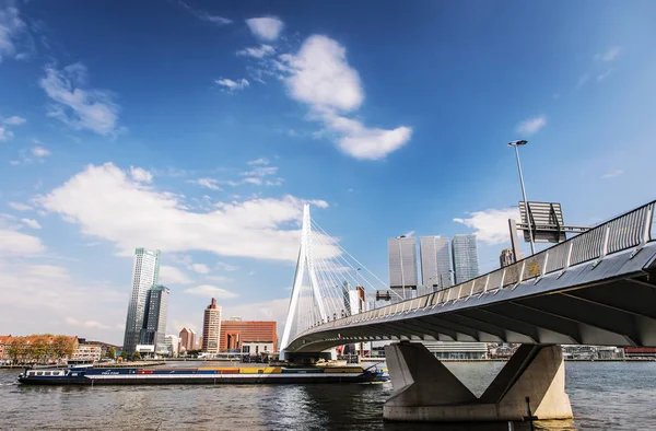 ROTTERDÃO, PAÍSES BAIXOS - MAIO 17, 2017: Edifícios modernos arquitetura da cidade elementos de design close-up no dia. 17 de maio de 2017 em Rotterdam - Países Baixos . — Fotografia de Stock