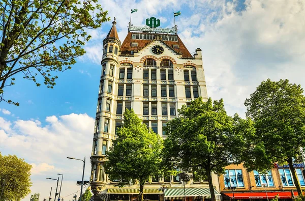 ROTTERDAM, PAÍSES BAJOS - 17 DE MAYO DE 2017: Edificios modernos arquitectura urbana elementos de diseño de cerca durante el día. 17 de mayo de 2017 en Rotterdam - Países Bajos . —  Fotos de Stock