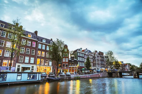 Найвідоміший каналів та набережних Amsterdam city під час заходу сонця. Загальний вигляд міський пейзаж та традиційної архітектури, Нідерланди. — стокове фото