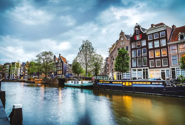 Les canaux et remblais les plus célèbres de la ville d'Amsterdam pendant le coucher du soleil. Vue générale du paysage urbain et de l'architecture traditionnelle néerlandaise . — Photo