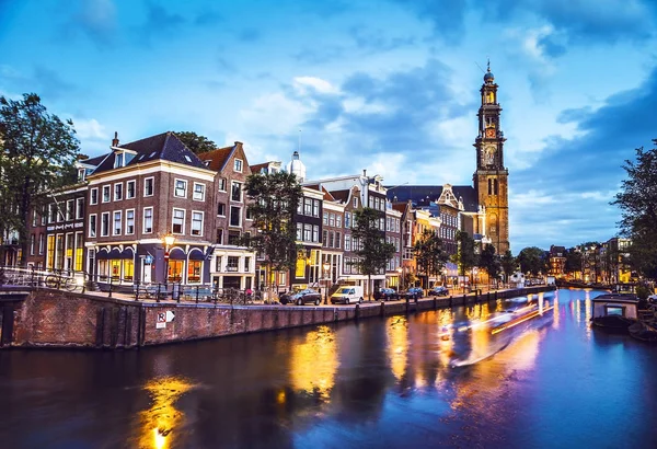 The most famous canals and embankments of Amsterdam city at night. General view of the cityscape and traditional Netherlands architecture. — Stock Photo, Image
