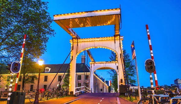 Broar och vallar av Amsterdam på twilight tid. Allmänna uppfattningen av stadsbilden och traditionell Nederländerna arkitektur. — Stockfoto