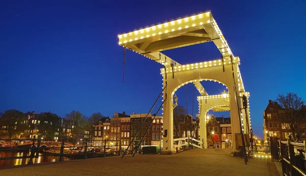 Puentes y terraplenes de Ámsterdam al anochecer. Vista general del paisaje urbano y la arquitectura tradicional holandesa . — Foto de Stock