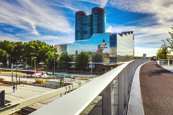 PAÍSES BAJOS, UTRECHT - 27 DE MAYO DE 2017: Primer plano de la arquitectura moderna de la ciudad. Utrecht - Holanda . — Foto de Stock