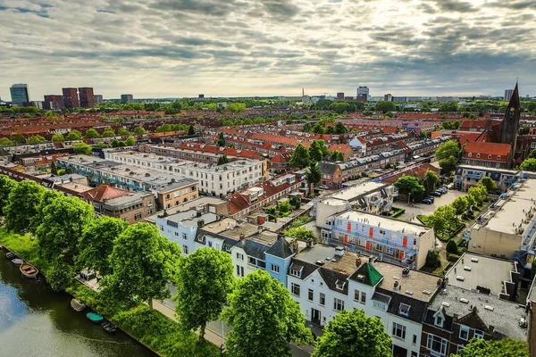 Utrecht stad vanaf top. Algemene weergave van hoogte punt op zomeravond. — Stockfoto