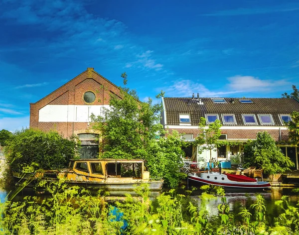 가장 유명한 운하 그리고 위트레흐트 시 일몰 시의 제방. 도시 및 전통적인 네덜란드 건축의 일반적인 보기. — 스톡 사진