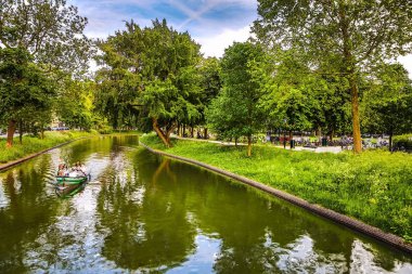 En ünlü kanallar ve bentleri Utrecht City günbatımı sırasında. Cityscape ve geleneksel Hollanda mimarisinin genel görünümü.