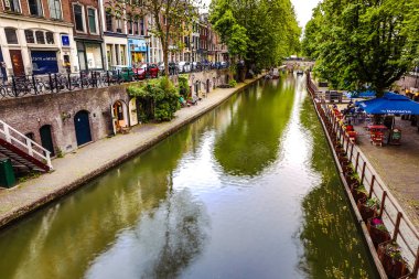 En ünlü kanallar ve bentleri Utrecht City günbatımı sırasında. Cityscape ve geleneksel Hollanda mimarisinin genel görünümü.