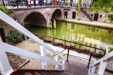 En ünlü kanallar ve bentleri Utrecht City günbatımı sırasında. Cityscape ve geleneksel Hollanda mimarisinin genel görünümü.
