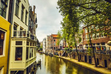 En ünlü kanallar ve bentleri Utrecht City günbatımı sırasında. Cityscape ve geleneksel Hollanda mimarisinin genel görünümü.