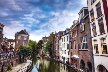 En ünlü kanallar ve bentleri Utrecht City günbatımı sırasında. Cityscape ve geleneksel Hollanda mimarisinin genel görünümü.