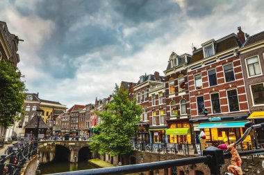 En ünlü kanallar ve bentleri Utrecht City günbatımı sırasında. Cityscape ve geleneksel Hollanda mimarisinin genel görünümü.