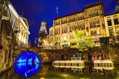 En ünlü kanallar ve bentleri Utrecht City günbatımı sırasında. Cityscape ve geleneksel Hollanda mimarisinin genel görünümü.