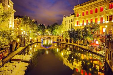 En ünlü kanallar ve bentleri Utrecht City günbatımı sırasında. Cityscape ve geleneksel Hollanda mimarisinin genel görünümü.