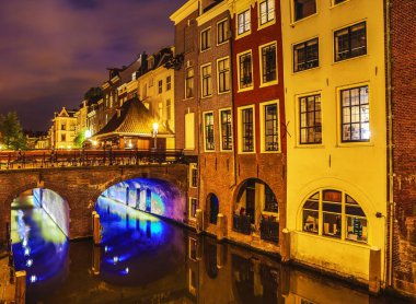 En ünlü kanallar ve bentleri Utrecht City günbatımı sırasında. Cityscape ve geleneksel Hollanda mimarisinin genel görünümü.
