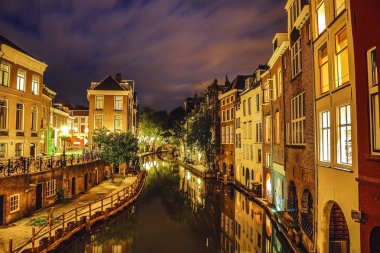 En ünlü kanallar ve bentleri Utrecht City günbatımı sırasında. Cityscape ve geleneksel Hollanda mimarisinin genel görünümü.