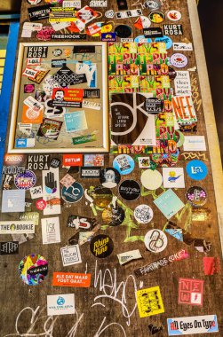 Amsterdam, Hollanda - 15 Mayıs 2016: Street duvar çok sayıda çok renkli çıkartmalar 15 Mayıs'ta Amsterdam, Hollanda kaplı. 