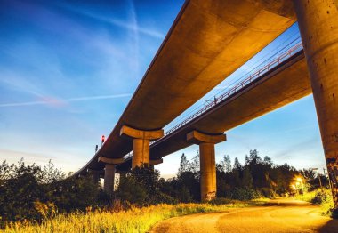 Demiryolu parça gün batımı sırasında görüntüleyin.