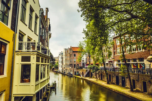 Os canais e aterros mais famosos da cidade de Utrecht durante o pôr do sol. Vista geral da paisagem urbana e da arquitectura tradicional neerlandesa . — Fotografia de Stock