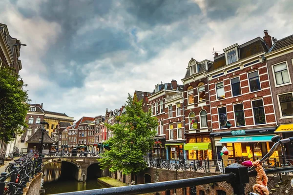 En ünlü kanallar ve bentleri Utrecht City günbatımı sırasında. Cityscape ve geleneksel Hollanda mimarisinin genel görünümü. — Stok fotoğraf