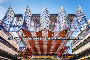 Almere - Hollanda, 24 Mayıs 2017: Modern şehir merkezinde gün zaman yakın çekim 24 Mayıs 2017 yılında Almere - Hollanda mimarisini.