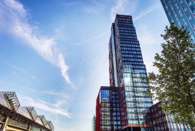 Almere - Hollanda, 24 Mayıs 2017: Modern şehir merkezinde gün zaman yakın çekim 24 Mayıs 2017 yılında Almere - Hollanda mimarisini.