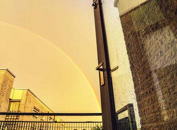 Doble arco iris en el cielo de la noche por encima de la casa . — Foto de Stock