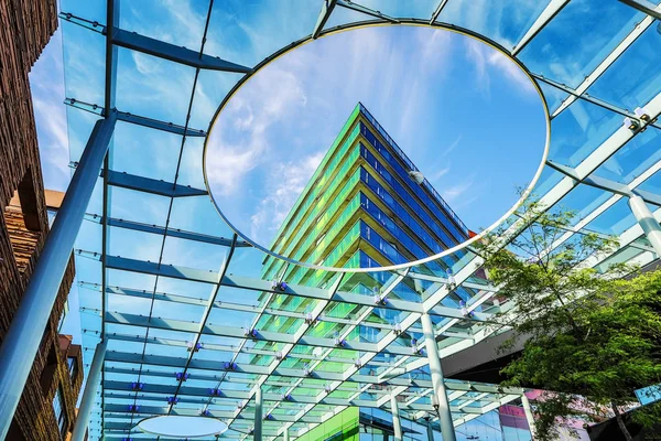 Almere - Niederlande, 24. Mai 2017: Architektur des modernen Stadtzentrums bei Tageslicht Nahaufnahme am 24. Mai 2017 in almere - Niederlande. — Stockfoto