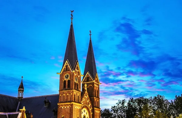 AMSTERDAM, PAÍSES BAJOS - 20 DE MAYO DE 2017: Vistas generales del paisaje en la iglesia tradicional holandesa por la noche. 20 de mayo de 2017 en Amsterdam, Países Bajos . — Foto de Stock