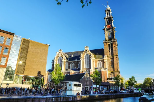 Celkový pohled na tradiční staré slavné domy a umístí v městě Amsterdam. — Stock fotografie