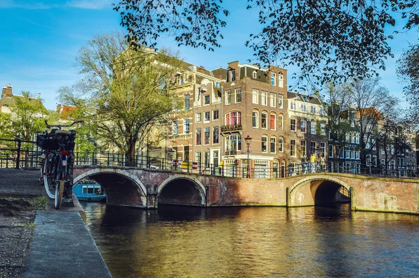 Pontes e aterros de Amsterdã no crepúsculo. Vista geral da paisagem urbana e da arquitectura tradicional neerlandesa . — Fotografia de Stock