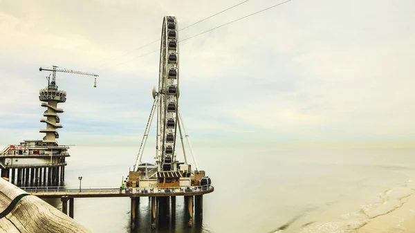 Pier van de Scheveningen in Den Haag algemeen beeld van de kustlijn op twilight moment. — Stockfoto