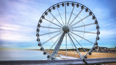 Scheveningen iskele kıyı şeridi alacakaranlık zaman Lahey genel görünümünde.