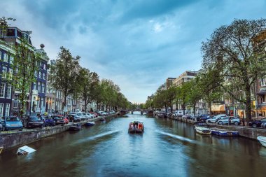 En ünlü kanallar ve bentleri Amsterdam City günbatımı sırasında. Cityscape ve geleneksel Hollanda mimarisinin genel görünümü.