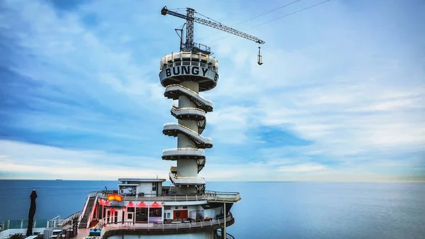 Scheveningen iskele kıyı şeridi alacakaranlık zaman Lahey genel görünümünde. — Stok fotoğraf