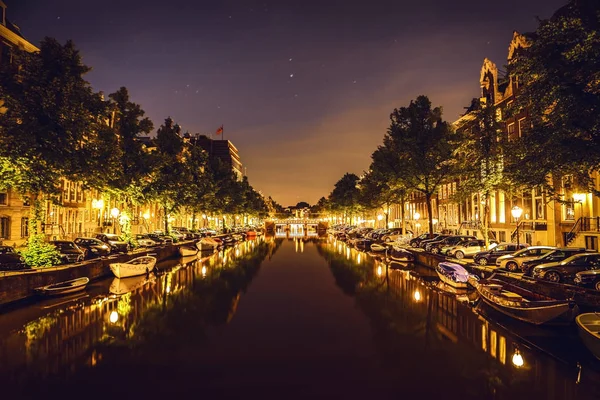 Najbardziej znane kanały i nasypy z Amsterdamu w nocy. Widok ogólny gród i tradycyjnej architektury Holandia. — Zdjęcie stockowe