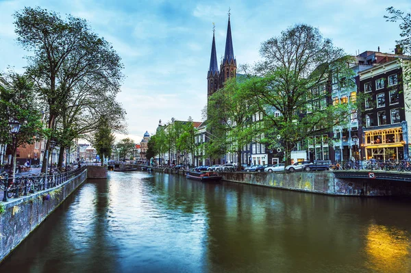 Nejslavnější kanálů a náspy Amsterdam city při západu slunce. Celkový pohled na panoráma města a tradiční architekturu Nizozemsko. — Stock fotografie