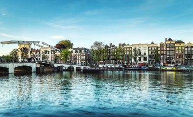 En ünlü kanallar ve bentleri Amsterdam City günbatımı sırasında. Cityscape ve geleneksel Hollanda mimarisinin genel görünümü.