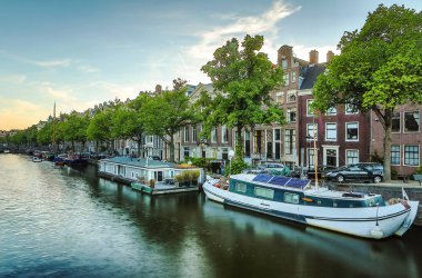 En ünlü kanallar ve bentleri Amsterdam City günbatımı sırasında. Cityscape ve geleneksel Hollanda mimarisinin genel görünümü.