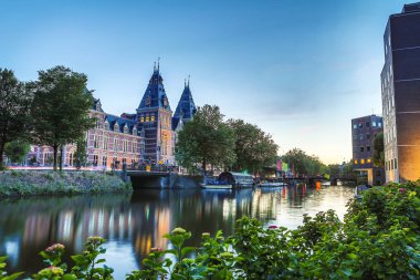 En ünlü kanallar ve bentleri Amsterdam City günbatımı sırasında. Cityscape ve geleneksel Hollanda mimarisinin genel görünümü.