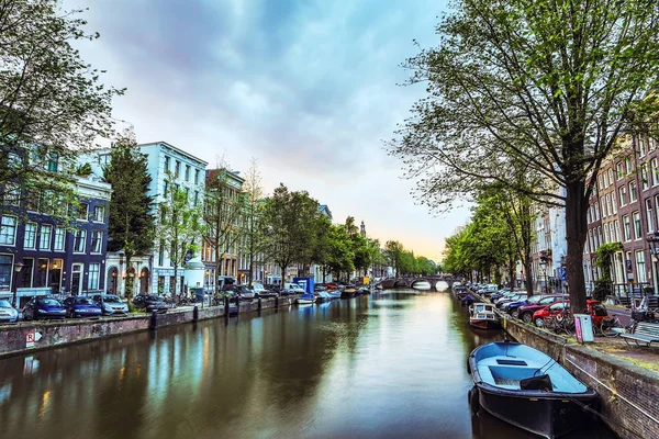 En ünlü kanallar ve bentleri Amsterdam City günbatımı sırasında. Cityscape ve geleneksel Hollanda mimarisinin genel görünümü. — Stok fotoğraf