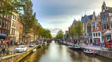 Amsterdam, Hollanda - 28 Mayıs 2017: Twilight saat Amsterdam City ünlü yerler genel bakış. 28 Mayıs 2017 yılında Amsterdam - Hollanda.