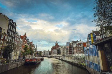 En ünlü kanallar ve bentleri Amsterdam City günbatımı sırasında. Cityscape ve geleneksel Hollanda mimarisinin genel görünümü.