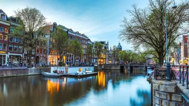 Amsterdam, Hollanda - 28 Mayıs 2017: Twilight saat Amsterdam City ünlü yerler genel bakış. 28 Mayıs 2017 yılında Amsterdam - Hollanda.