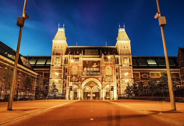 Amsterdam na noite de verão. Famoso museu nacional Rijks visão geral . — Fotografia de Stock